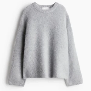 Mohair tröja från h&m  - Den i oversize, endast använd en gång, helt slutsåld! Nypris 699