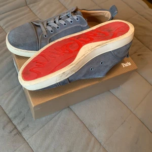 Louboutin skor - Säljer nu mina Louboutin skor i använt men okej skick. Skorna är köpt här på Plick och kvitto, box och dustbag medföljer. Det fins en liten defekt (se sista bilden) men den syns inte vid användning.  Skick 7/10 Storlek 44 (fits 43)