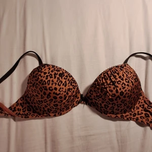 Leopard mönstrad behå - Behå från hunkemöller, den sitter lite lösare en 70 så skulle säga 75❤️