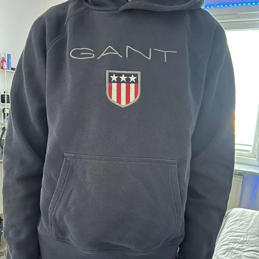  Gant hoodie, använd ett få tal gånger och är i bra skick  Ordinarie priset är 680kr. Hoodies.