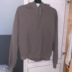Grå hoodie - Grå/brun hoodie från H&M i storlek xs, hyfsat använd men fortfarande i bra skick. 