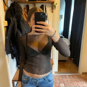 Glitter topp - Jättefin glitter topp från NA-KD Mycket bra skick, men fast använd 2 gånger 