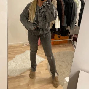 Jeans  - Från Zara. Storlek 38 använd en gång 🩶