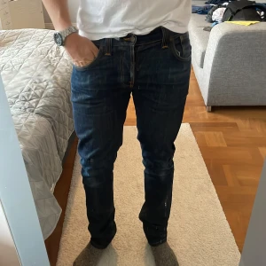 Nudie Jeans - garderobsrensning!! Säljer ett par Nudie Grim Tim i storlek 33/34 då de aldrig kommer till användning i och med att de är aningen för långa och trånga för mig. Använda max 10 gånger så har väldigt mycket kvar att ge. Jag (på bilden) är 183cm, 80kg.