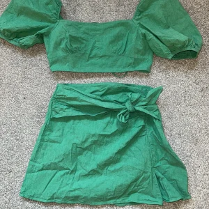 Grönt two-piece set från Zara - Säljer detta sjukt fina sett från Zara som inte längre säljs hos dom. Knappt använd. Hela settet säljs för 300 kr