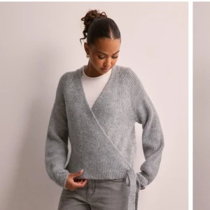 Omlott stickad tröja! - Säljer min fina omlott stickade tröja som aldrig är använd! Prislappen är fortfarande på!💕