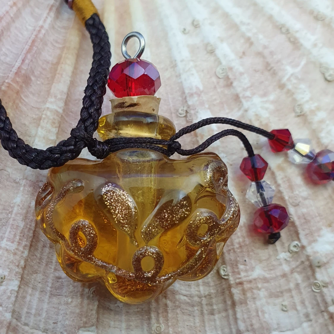 Unik målad & pyntad flaska i porslin/glas