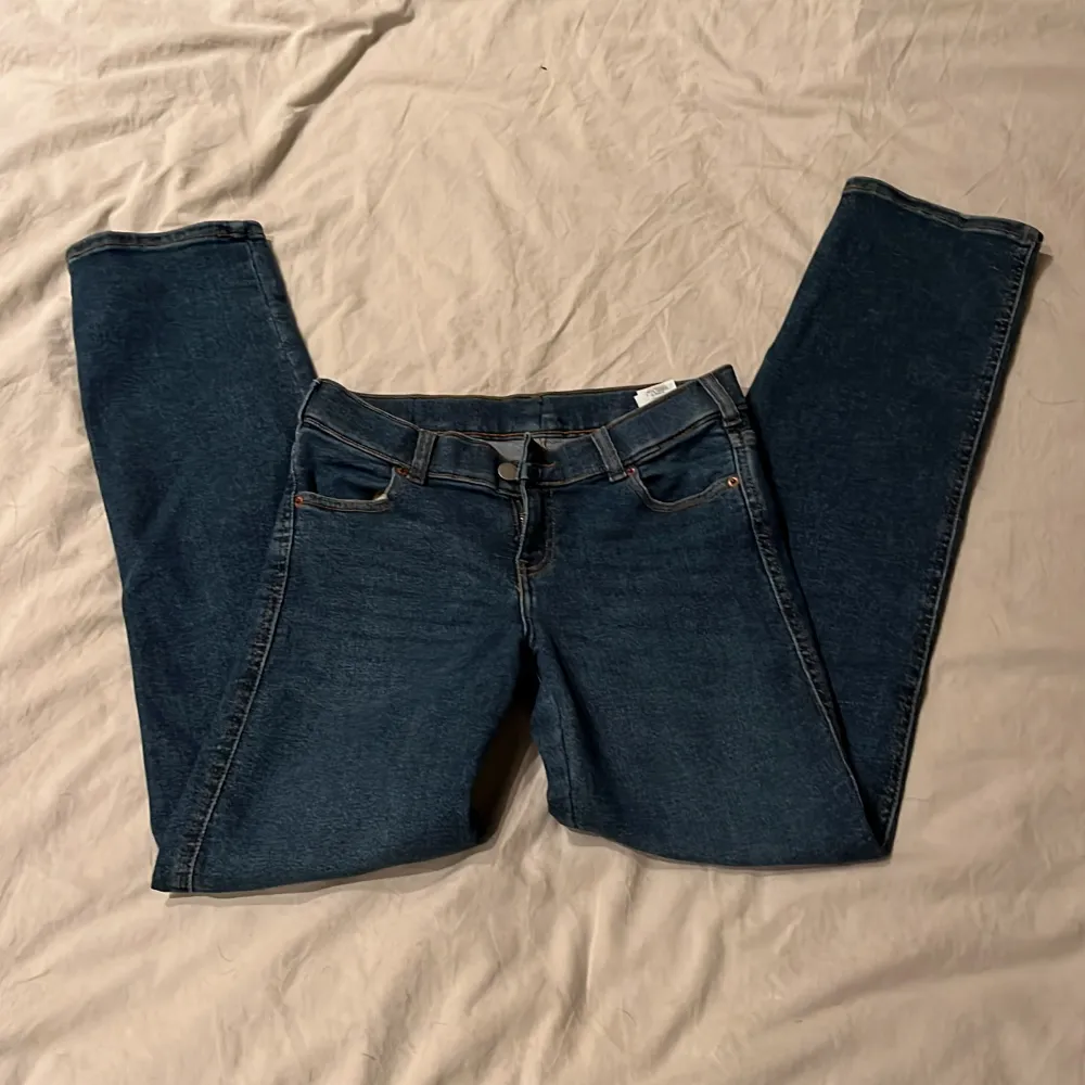 Dr Denim jeans helt oanvända, bootcut/raka💕. Storlek s/32 men skulle snarare säga 34/36 och långa💕. Jeans & Byxor.