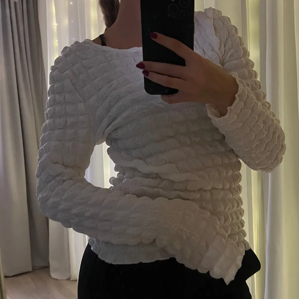 Denna fina kräm vita tröja är från JDY och heter ”JDYALBA L/S TOP JRS”. ❤️ Använd någon enstaka gång. Nypris: 299,95kr Hör gärna av dig vid fler bilder eller funderingar🤩 . Neuletakit & Villapaidat.