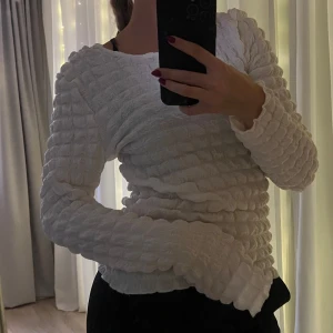Söt tröja - Denna fina kräm vita tröja är från JDY och heter ”JDYALBA L/S TOP JRS”. ❤️ Använd någon enstaka gång. Nypris: 299,95kr  Hör gärna av dig vid fler bilder eller funderingar🤩  