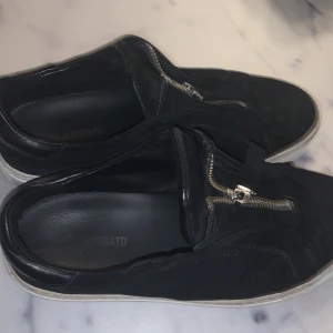 Säljer svarta axel arigato skor  - Svarta axel arigatos med dragkedja. 8/10 skick, inga skador. Tar emot alla frågor!😁
