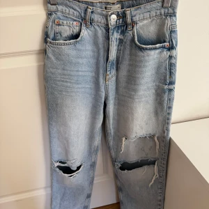 Jeans Gina tricot - Slitna jeans från Gina tricot, storlek 34