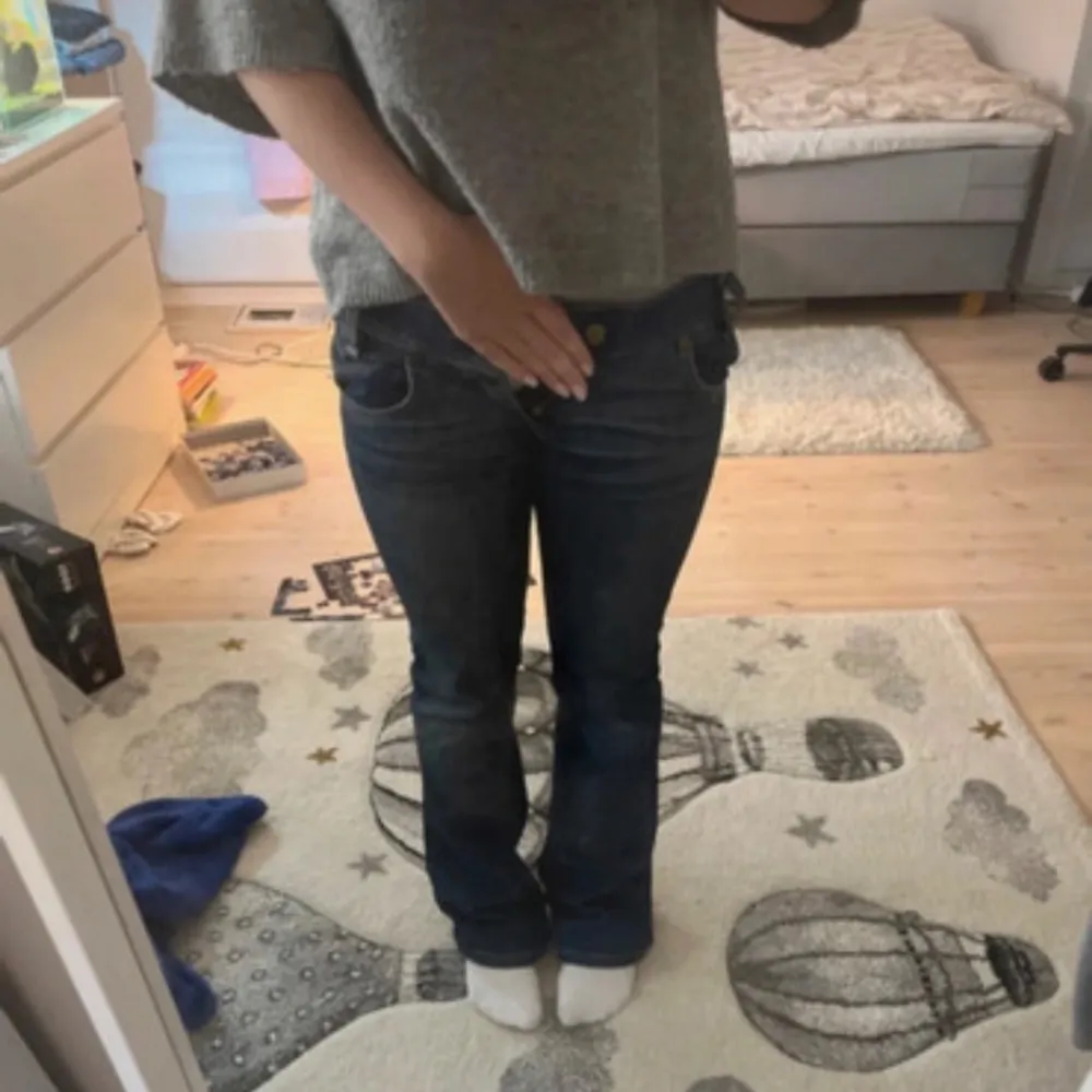 Fina lågmidjade jeans ifrån lee. Ej använda av mig men köpte dom på vinted. Midjemåttet rakt över är 37 cm och innerbenslängden är 83 cm ❤️. Jeans & Byxor.