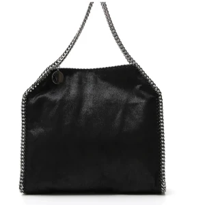 Stella McCartney väska - En snygg Stella McCartney väska i väldigt bra skick. I den stora modellen perfekt till skolan. Säljer på grund av att vill köpa en annan nypris ca 10000kr säljer för 5500kr pris kan diskuteras vid snabb affär. ❤️❤️❤️ dustbag och kvitto finns