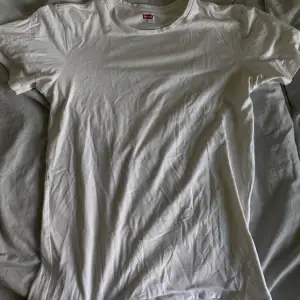 Snygg basic levi’s t-shirt i bra skick och fin vit färg. 