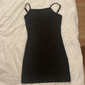 Svart klänning  - Shein klänning. Köpt precis men kom för stor.  Storlek petit Xs