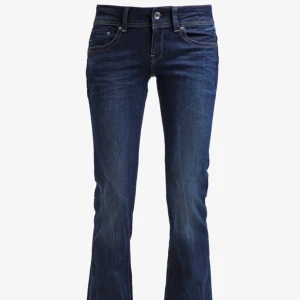 jeans - säljer dessa as snygga jeans från zalando men märket är g star🔥 de kommer tyvärr inte till användning längre så de är därför jag säljer de❤️ de är i storlek 24x32 men passar mig som bär 25💋 skriv för frågor🙌