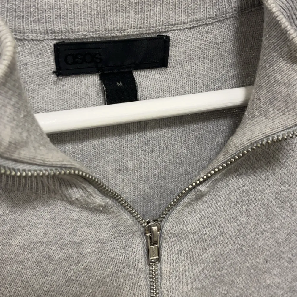 Tjena! Säljer nu min Gråa halv zip tröja. Den har skönt material och är perfekt för vardagen. Bra skick och inte så använd. Inga skador eller fläckar.. Hoodies.