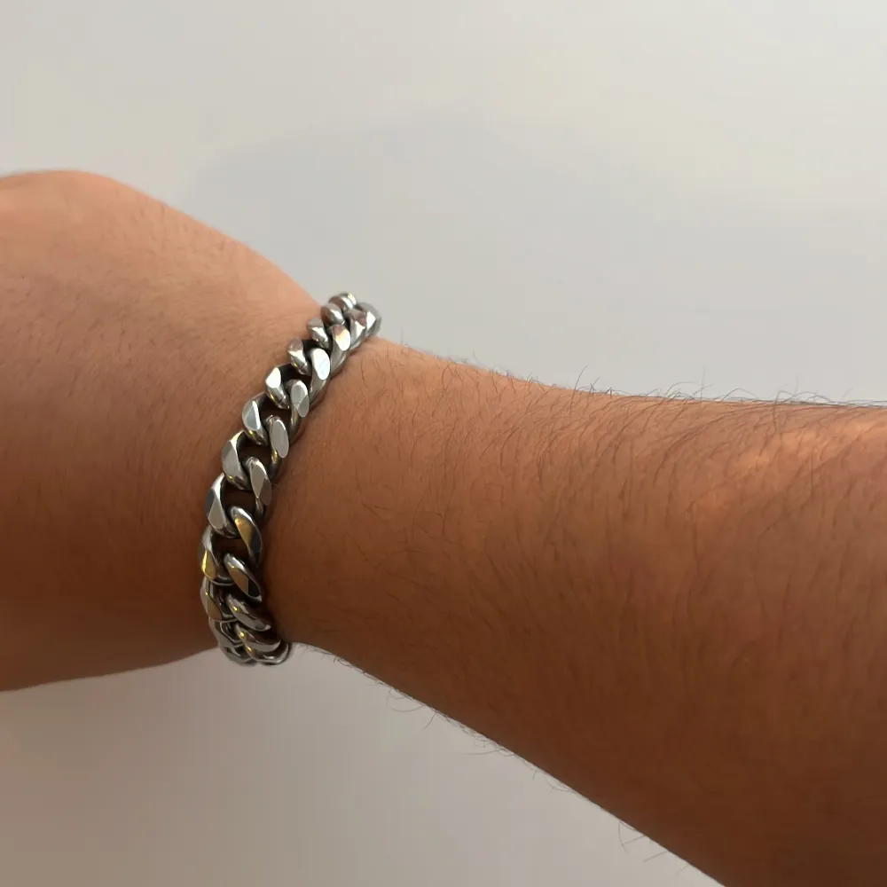 Säljer mitt silver kedjearmband då jag använt den bara en gång, har inge användning den längre då jag har köpt ny. Priset går att diskutera vid snabb affär.. Accessoarer.