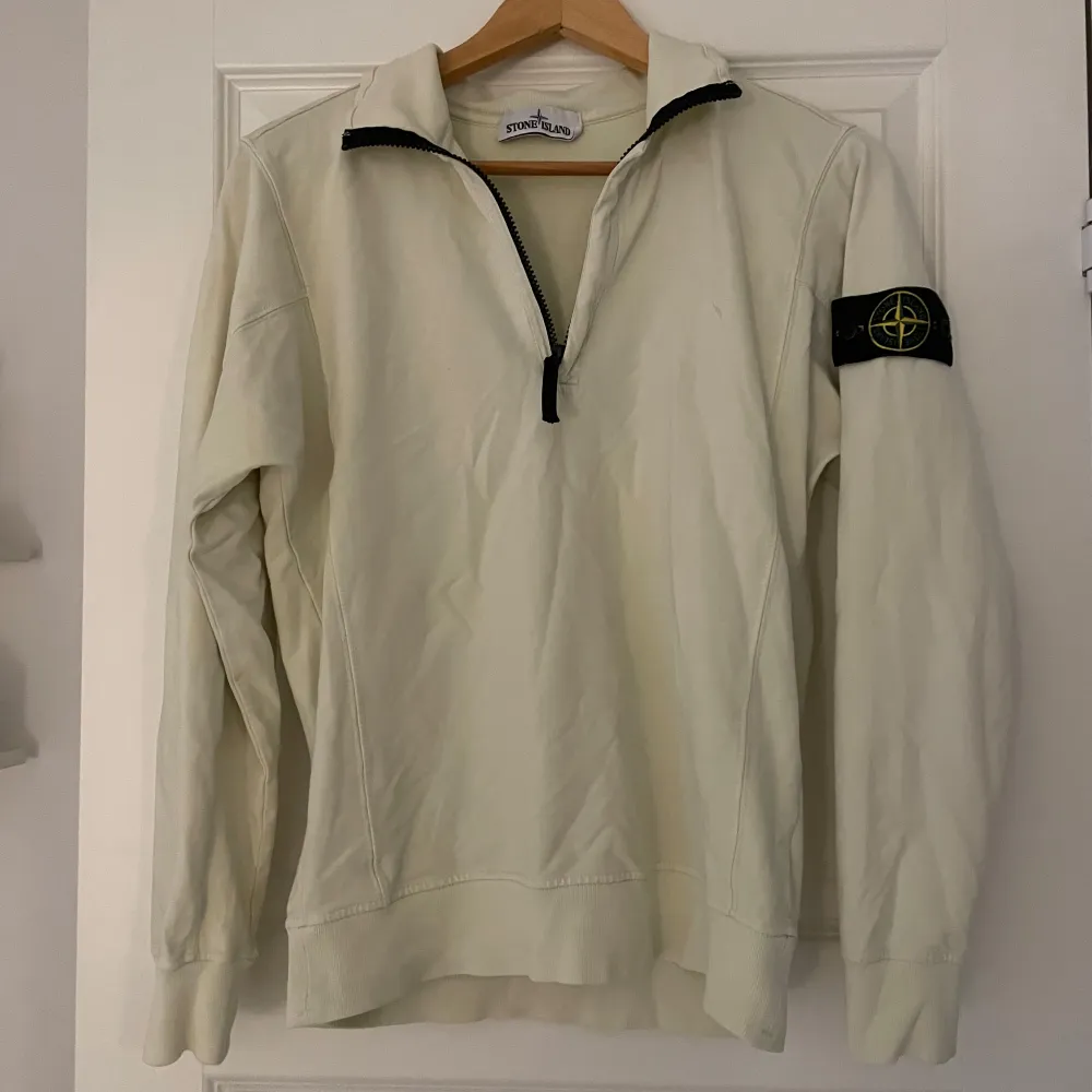 Gul/neon färgad stone island tröja. Nypris ca 3 tusen. Inga fel me tröjan, som ny. Kan gå ner i pris vid snabb förhandling.. Tröjor & Koftor.