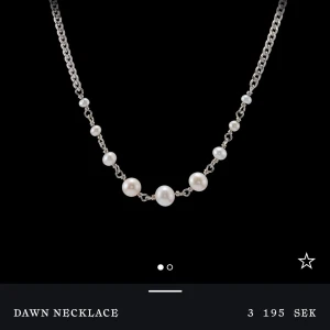 Maria Nilsdotter halsband  - Säljer nu mitt pärlhalsband från Maria Nilsdotter💕💕 nypris 3195 kr, pris kan diskuteras vid snabb affär. Boxen tillkommer självklart. Inga defekter 🫶🏻