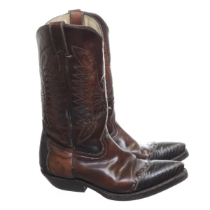 No frontera Cowboyboots - Fräcka cowboy boots köpta på sellpy ett tag tillbaka, aldrig använda då dom inte passar mig men inte velat släppa dom 😪 De finns lite slitage på dom som var där vid mitt köp men det märks knappt av! 