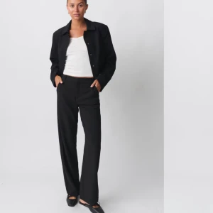 Kostymbyxor från Gina tricot  - Straight regular trousers från Gina tricot. Helt nya, aldrig använda! Perfekta raka kostymbyxorna. Storlek xs. 