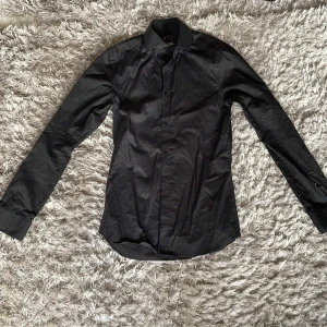 Riley super slim fit skjorta  - dammig och behövs strykas  Superslim fit