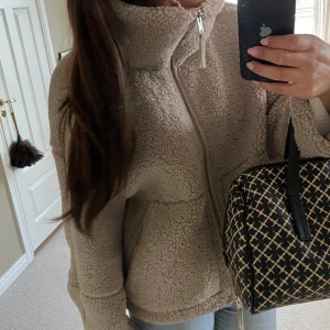 Teddy jacka beige - Super gosig teddy jacka i bra skick! Slutsåld! Säljer då jag inte använder den så mycket längre! Passar mig som är 174 cm🤗Kan acceptera byte mot en likadan svart i Storlek M. 
