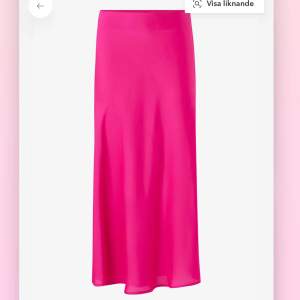 Midikjol med superfin rosa färg från Vero Moda. Aldrig använd och prislapp kvar!