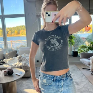 Perfekta T-shirten från Brandy Melville - Så snygg T-shirt med den perfekta passformen från Brandy Melville! Kom privat för mer info, fler bilder eller mått! Pris kan såklart diskuteras!🩷