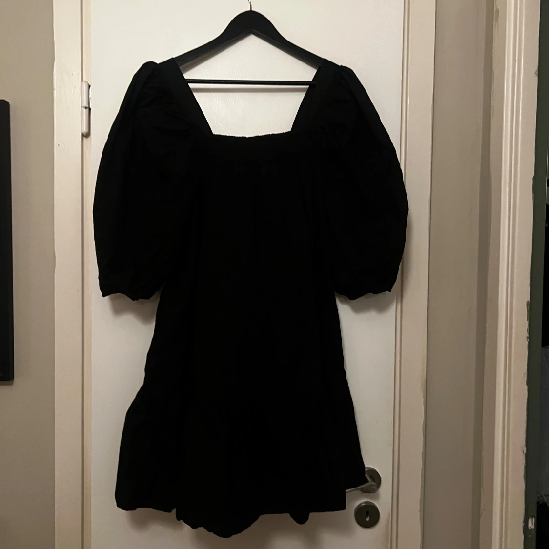 Svart klänning med puffärmar - 1