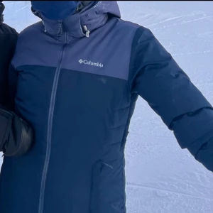 Skidjacka Columbia - Säljer min mörkblå vinterjacka från Columbia med dragkedja och hög krage, bra och varm. Toppen till skidor!Storlek S. Använd totalt 2 skidveckor, så bra skick!Finns snölås som funktion mm. 