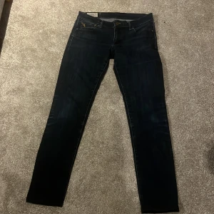 Mörkblå jeans från Polo Ralph Lauren - Snygga mörkblå jeans från Polo Ralph Lauren med klassisk femficksdesign och knappgylf. Jeansen har en diskret logga broderad på myntfickan och en läderpatch med märkesnamnet på baksidan. Perfekta för en stilren look. Har ni någon fråga eller undrar något så är det bara att skriva. Pris går att diskutera!MVH Jacob