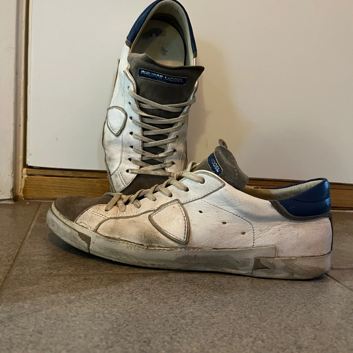 Vita sneakers från Philippe Model