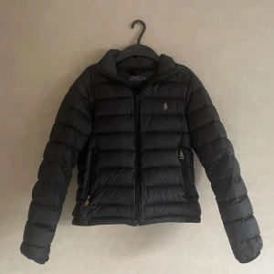 Ralph Lauren Jacka - Säljer denna jättefina Ralph Lauren Jackan. Den är i väldigt fint sick, skulle säga 8,5/10. Perfekt att ha under vintern och våren. Har själv bara använt den ett fåtal gånger. Om ni har några funderingar kan ni bara höra av er!😃