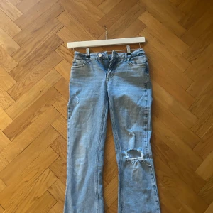 Ljusblå jeans från Gina Tricot!! - Säljer dessa snygga blåa bootcut jeansen från Gina Tricot med slitningar på benen. Säljer då de inte passar mig längre! Inga större defekter förutom det man kan se på sista bilden. Köpta för ca 2 år sedan men inte jätte använda 