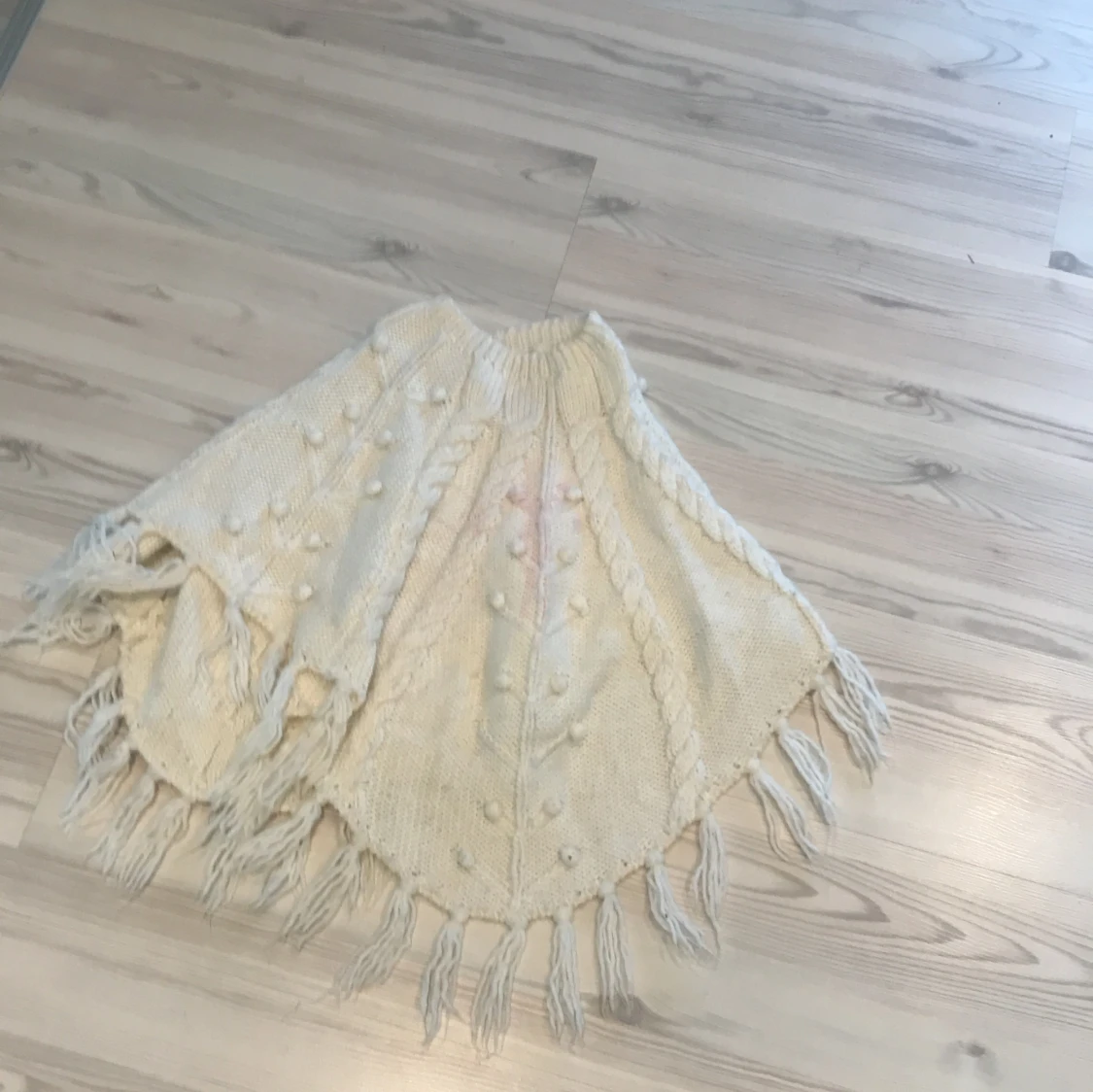 Vit poncho med knoppar på från Kappahl  - 1
