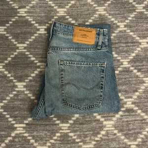 Blå jeans från Jack & Jones - Feta blåa Jack & Jones jeans med slitningar! Storlek: 30/30. Skick: 10/10. Säljer då dom inte kommer till användning. Priset kan sänkas vid snabb affär!