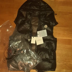 Bormes väst från Moncler - Nypris 13,935kr mitt pris 5600kr vill bli av med den snabbt. Helt ny storlek 2 motsvarar S/M