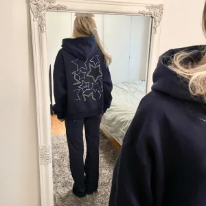 Mörkblå hoodie med stjärnor - Superfin mörkblå hoodie med stjärnor av broderi, tryck och rhinestones🌟Superskönt material och hög kvalitet. Helt ny!
