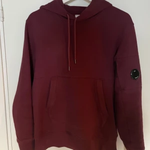 Cp company hoodie  - Säljer en snygg vinröd hoodie ifrån CP company. I storlek s | skick 8/10 nypris 2600 mitt pris 699