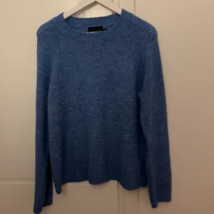 Blå stickad tröja från pieces  - Använd några gånger, men i bra skick. 