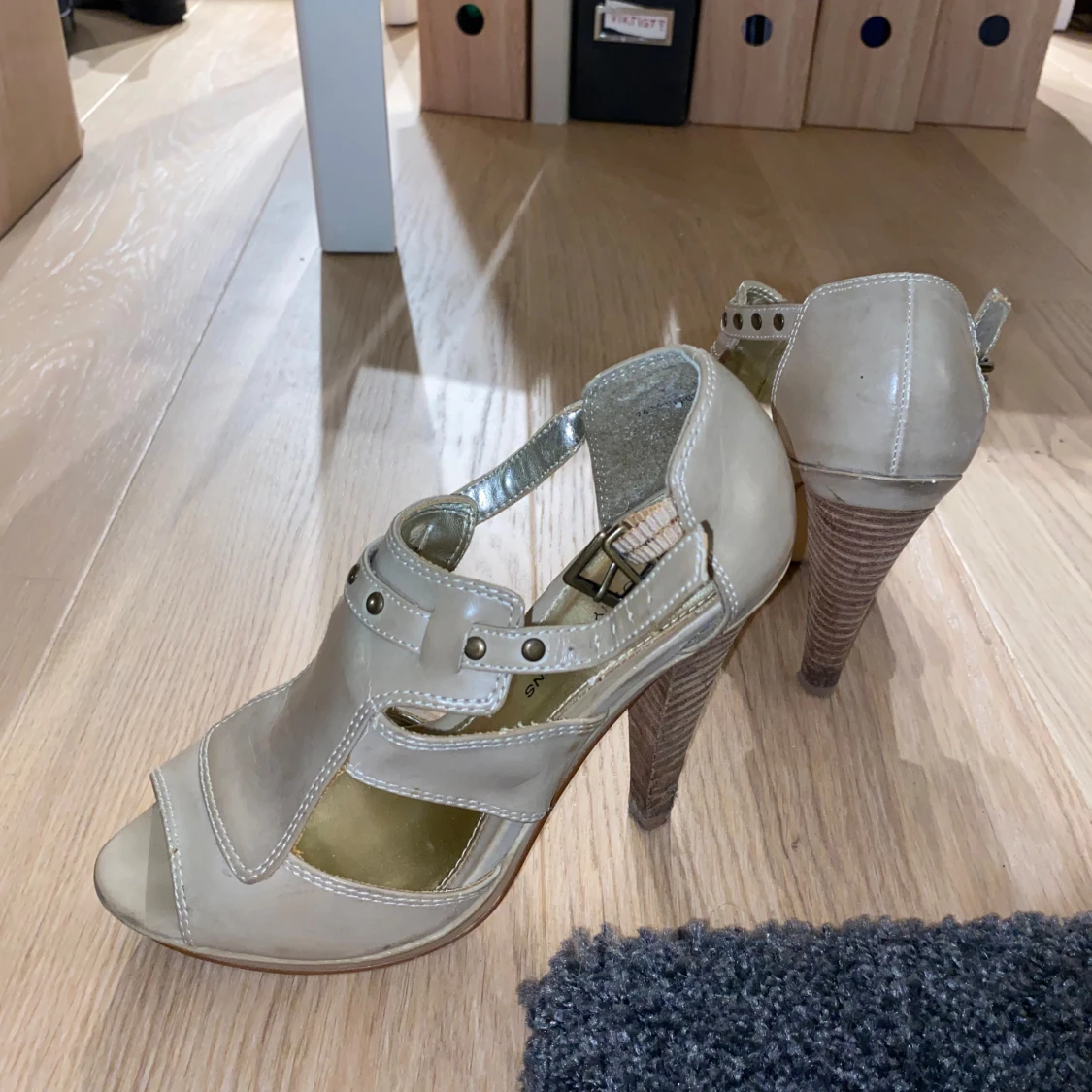 Beige klackskor med remmar