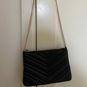 Svart quiltad axelväska med kedja - Säljer denna snygg svart quiltad axelväska