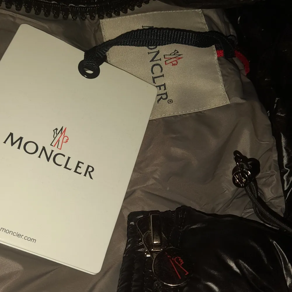 Moncler Maya storlek 3 motsvarar storlek M/L. Helt ny. Vid frågor är det bara att skriva😃. Takit.