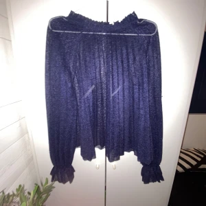 Marinblå blus* från Zara  - Med tanke på att både den eleganta stockholmsstilen och marinblått är årets trender tycker jag helt klart att denna fina blus är godkänd.✅Den är lite tjockare än vad jag är van vid så du slipper frysa även om den är hyfsat genomskinlig samt långt ifrån tung eller obekväm. Välldigt passande när du inte vet om man ska klä upp dig eller ge en obrydd inlevelse:) 