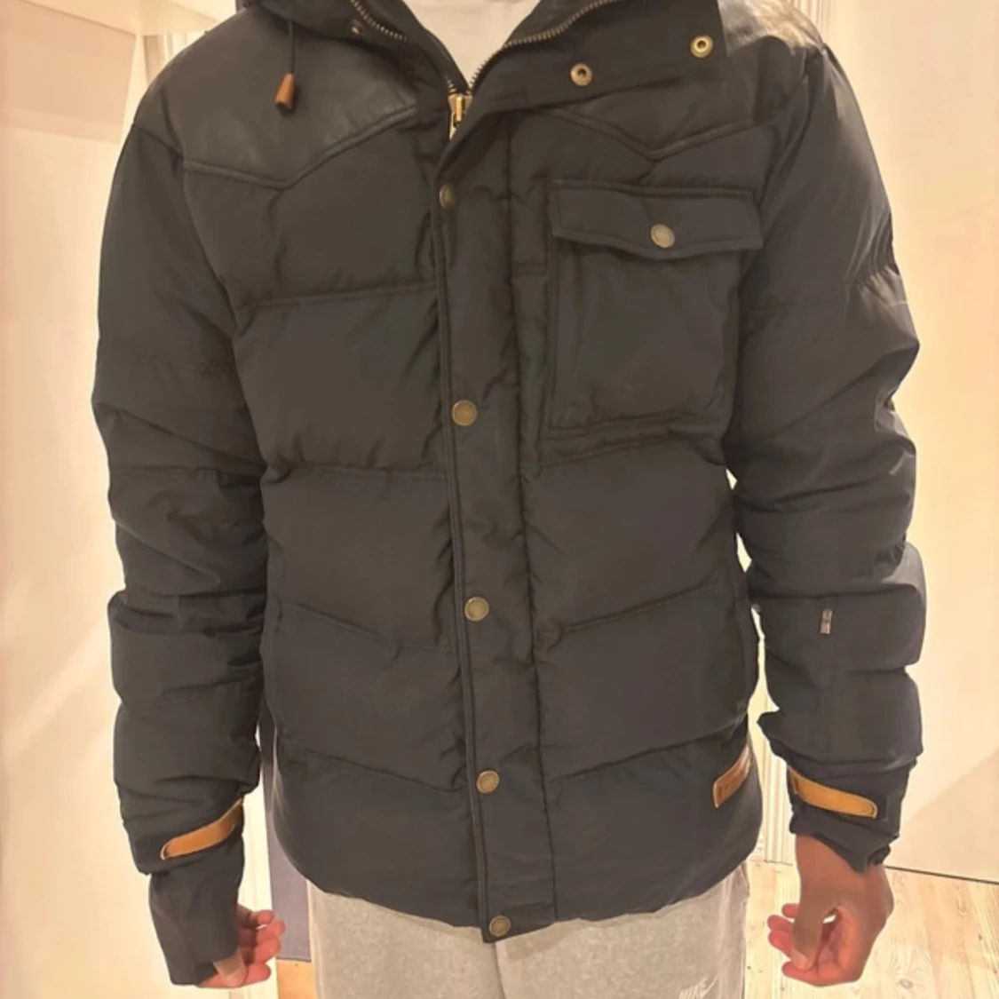 Svart pufferjacka från Peak Performance - 93