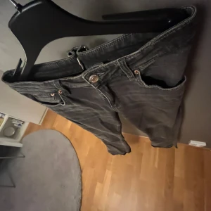 Svarta jeans med flare - Snygga svarta jeans med flare. De har en klassisk femficksdesign och knappar i metall. Perfekta för en avslappnad stil.