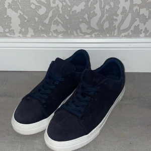 Selected homme skor  - Säljer nu ett par selected homme chunky suede sneakers som endast är använda ett fåtal gånger. 
